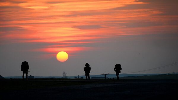 As the sun sets three members of Kilo Company cross Bodmin Moor - Sputnik Afrique