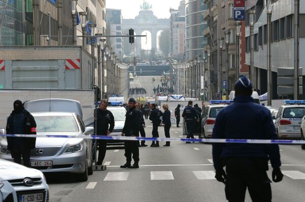 Policemen stand guard near a security perimeter set in the Rue de la Loi near the Maalbeek Policemen stand guard near a security perimeter set in the Rue de la Loi near the Maalbeek - Sputnik Afrique
