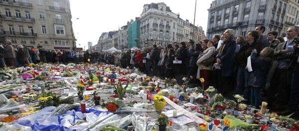 People gather at a street memorial in Brussels following Tuesday's bombings in Brussels , Belgium, March 25, 2016. - Sputnik Afrique