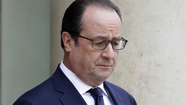 French President Francois Hollande waits for guests at the Elysee Palace in Paris - Sputnik Afrique