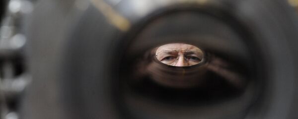 Contrôle de l'aimant de l'accélérateur Nuclotron-M dans le laboratoire de physique des hautes énergies à l'Institut unifié de recherches nucléaires. - Sputnik Afrique