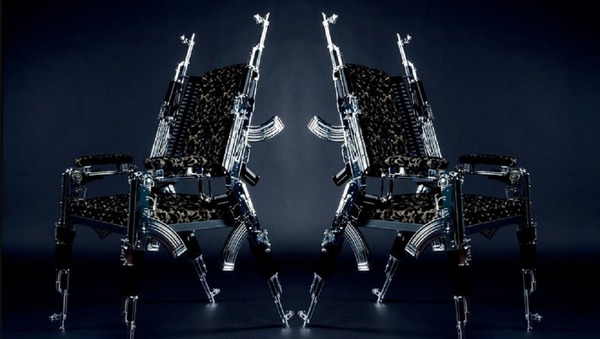 Art de Kalachnikov: de chics chaises fabriquées à partir d’AK-47 - Sputnik Afrique