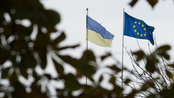 Drapeaux de l'Ukraine et de l'UE - Sputnik Afrique