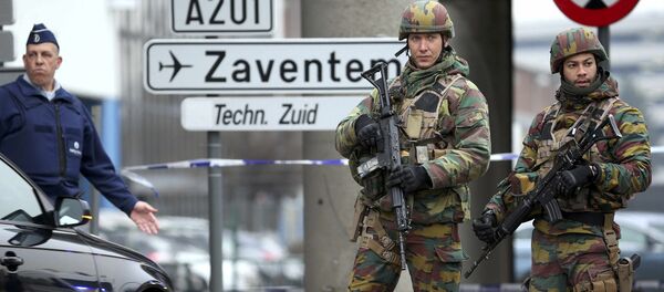 Soldados belgas en el aeropuerto de Bruselas, donde se produjeron dos explosiones el 22 de marzo de 2016 Soldados belgas en el aeropuerto de Bruselas, donde se produjeron dos explosiones el 22 de marzo de 2016 - Sputnik Afrique