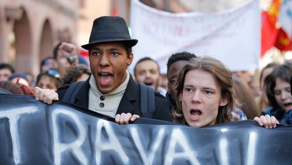 French high school and university students attend a demonstration against the French labour law proposal in Strasbourg, France, as part of a nationwide labor reform prostest, March 17, 2016. - Sputnik Afrique