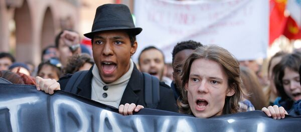French high school and university students attend a demonstration against the French labour law proposal in Strasbourg, France, as part of a nationwide labor reform prostest, March 17, 2016. - Sputnik Afrique