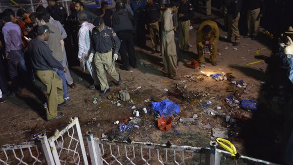 Pakistani rescuers and officials gather at a bomb blast site in Lahore on March 27, 2016. - Sputnik Afrique