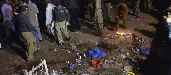 Pakistani rescuers and officials gather at a bomb blast site in Lahore on March 27, 2016. - Sputnik Afrique