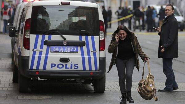 A woman reacts following a suicide bombing in a major shopping and tourist district in central Istanbul March 19, 2016. - Sputnik Afrique