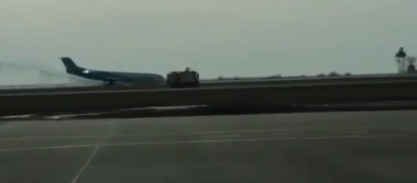 L’avion de ligne se pose sans train d'atterrissage L’avion de ligne se pose sans train d'atterrissage - Sputnik Afrique