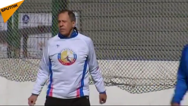 Sergueï Lavrov a montré qu'il était en pleine forme pendant un match amical de football. - Sputnik Afrique