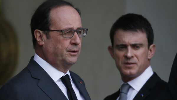French President Francois Hollande (L) and Prime Minister Manuel Valls talk after a meeting about blasts in Brussels at the Elysee Palace in Paris, France, March 22, 2016. - Sputnik Afrique