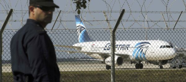 Un avion d'EgyptAir effectuant le vol Paris-Le Caire après le vol disparu MS804 - Sputnik Afrique