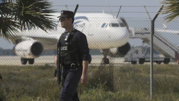 Police stand guard at Larnaca Airport near a hijacked Egyptair Airbus A320 , March 29, 2016 - Sputnik Afrique