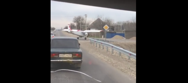 L’avion atterrit sur la route - Sputnik Afrique