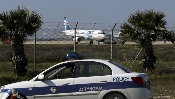 Entführtes Flugzeug der Gluggesellschaft EgyptAir am Flughafen Larnaca - Sputnik Afrique