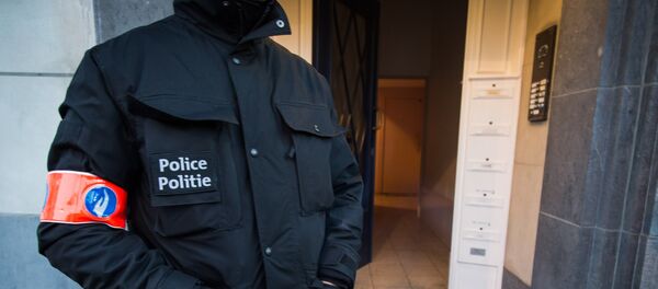 A police officer stands guard at the entrance of a building in Avenue des Cerisiers - Kerselarenlaan in Schaerbeek - Schaarbeek district in Brussels on March 25, 2016 where the Belgian police had a part of an anti-terrorist operation linked to Brussels attacks of March 22. A police officer stands guard at the entrance of a building in Avenue des Cerisiers - Kerselarenlaan in Schaerbeek - Schaarbeek district in Brussels on March 25, 2016 where the Belgian police had a part of an anti-terrorist operation linked to Brussels attacks of March 22. - Sputnik Afrique