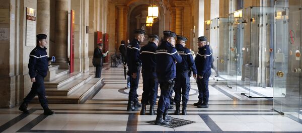 Police dans le hall du Palais de Justice - Sputnik Afrique