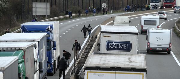 Les migrants de Calais essayent de bloquer la route - Sputnik Afrique