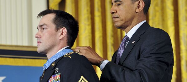 Barak Obama décore un soldat américain de la médaille - Sputnik Afrique