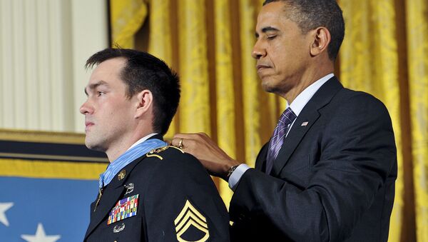 Barak Obama décore un soldat américain de la médaille - Sputnik Afrique