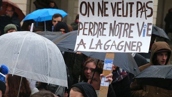 People march under the rain during a demonstration against the French government's planned labour law reforms on March 31, 2016 in Reims, northeastern France. - Sputnik Afrique