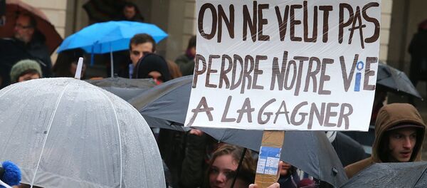 People march under the rain during a demonstration against the French government's planned labour law reforms on March 31, 2016 in Reims, northeastern France. - Sputnik Afrique