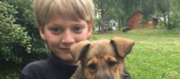 Le jeune Russe qui a sauvé un chiot d'un incendie émeut la toile - Sputnik Afrique