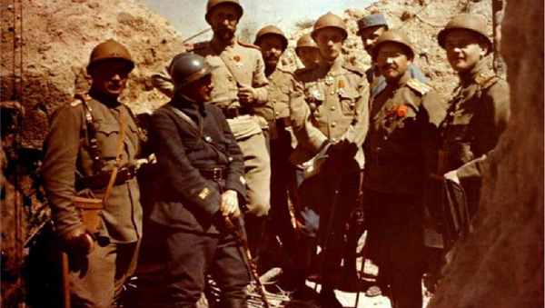 Le général N. Lokhvitski inspecte les positions en compagnie d’officiers russes et français, été 1916 en Champagne - Sputnik Afrique