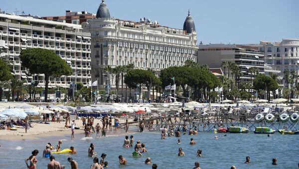 People swim in the Mediterranean Sea in the French southeastern city of Cannes on July 31, 2013 - Sputnik Afrique
