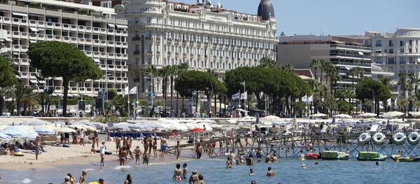 People swim in the Mediterranean Sea in the French southeastern city of Cannes on July 31, 2013 - Sputnik Afrique