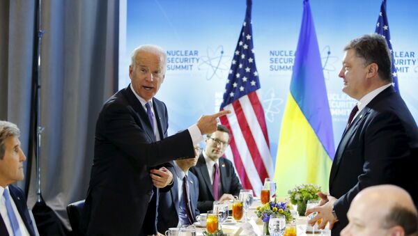 U.S. Vice President Joe Biden (L) jokes that UkraineÕs President Petro Poroshenko (R) is buying lunch, before sitting down to their bilateral meeting at the Nuclear Security Summit in Washington March 31, 2016. - Sputnik Afrique