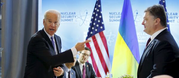 U.S. Vice President Joe Biden (L) jokes that UkraineÕs President Petro Poroshenko (R) is buying lunch, before sitting down to their bilateral meeting at the Nuclear Security Summit in Washington March 31, 2016. - Sputnik Afrique