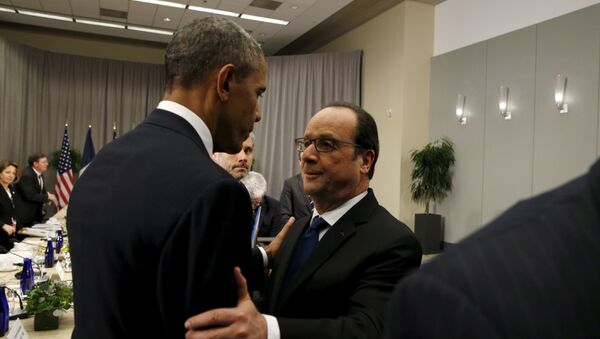 U.S. President Barack Obama greets French President Francois Hollande during their meeting at the Nuclear Security Summit in Washington, March 31, 2016. REUTERS/Kevin Lamarque - Sputnik Afrique