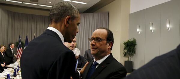 U.S. President Barack Obama greets French President Francois Hollande during their meeting at the Nuclear Security Summit in Washington, March 31, 2016. REUTERS/Kevin Lamarque - Sputnik Afrique