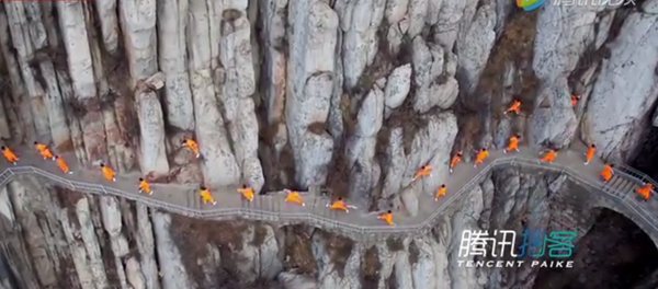 Des moines enseignent le kung-fu sur un rocher - Sputnik Afrique