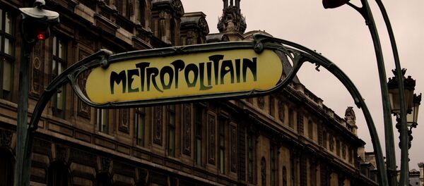 Paris. Au Métro Palais Royal - Musée du Louvre. - Sputnik Afrique