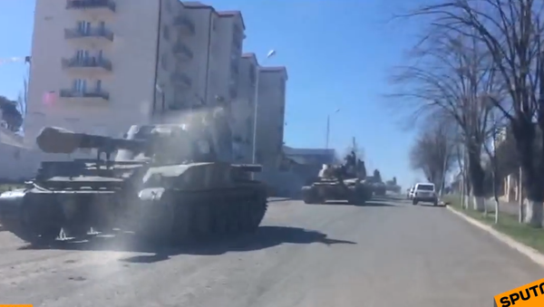 Haut-Karabakh: des automoteurs d’artillerie dans les rues de Stepanakert - Sputnik Afrique