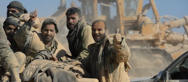 L'armée syrienne et des miliciens à Al-Qaraytayn - Sputnik Afrique
