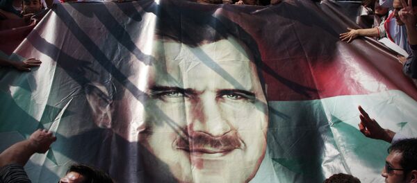 Póster con el rostro de Bashar Asad - Sputnik Afrique