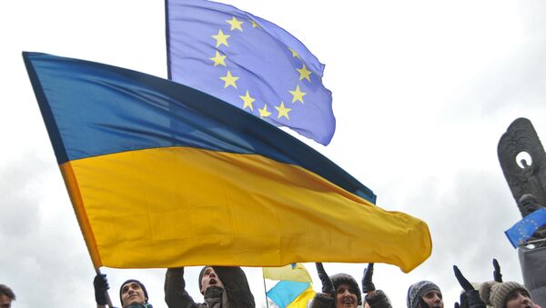 Les drapeaux ukrainien et européen - Sputnik Afrique