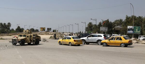 Iraqi security forces stand guard near the site of a suicide attack, which was targeting a checkpoint, in Baghdad April 4, 2016. - Sputnik Afrique