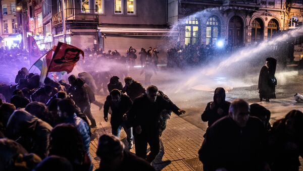 les manifestants à Istanbul le 8 Février durant une manifestation contre le couvre-feu à Cizre - Sputnik Afrique