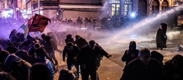 les manifestants à Istanbul le 8 Février durant une manifestation contre le couvre-feu à Cizre les manifestants à Istanbul le 8 Février durant une manifestation contre le couvre-feu à Cizre - Sputnik Afrique