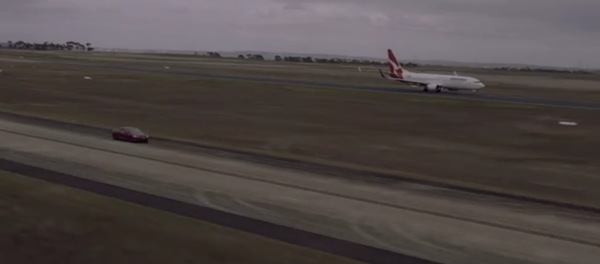 Une Tesla vs un Boeing - Sputnik Afrique