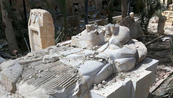A view shows the damaged Lion of Al-Lat statue at the entrance of the museum of the historic city of Palmyra, after forces loyal to Syria's President Bashar al-Assad recaptured the city, in Homs Governorate in this handout picture provided by SANA on March 27, 2016. - Sputnik Afrique
