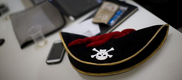 In this Monday, Dec. 31, 2012, a pirate hat is seen on a table during a meeting of the Israel Pirate Party in Jerusalem. The Israel Pirate Party is one of 34 lists competing in the country’s Jan. 22 national election. - Sputnik Afrique