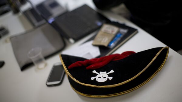 In this Monday, Dec. 31, 2012, a pirate hat is seen on a table during a meeting of the Israel Pirate Party in Jerusalem. The Israel Pirate Party is one of 34 lists competing in the country’s Jan. 22 national election. - Sputnik Afrique