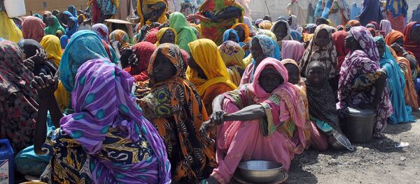 Internally Displaced Persons (IDP) mostly women and children sit waiting to be served with food at Dikwa Camp, in Borno State in north-eastern Nigeria, on February 2, 2016. - Sputnik Afrique