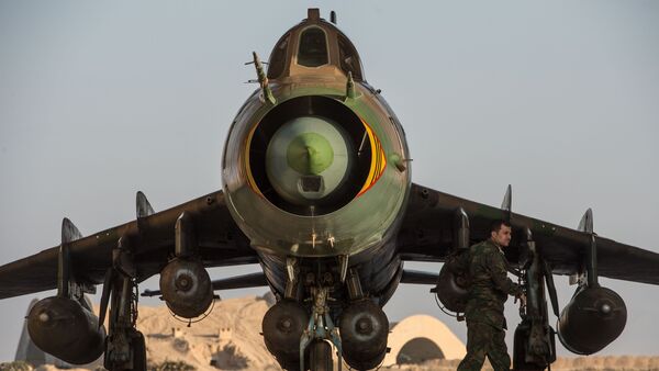 L'avion militaire Su-22 de l'armée de l'air syrienne sur la base aérienne à Homs - Sputnik Afrique